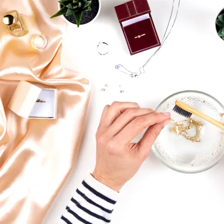 11 lucruri din casă pe care le poți spăla cu șampon de bebeluși. Așa nu le strici!