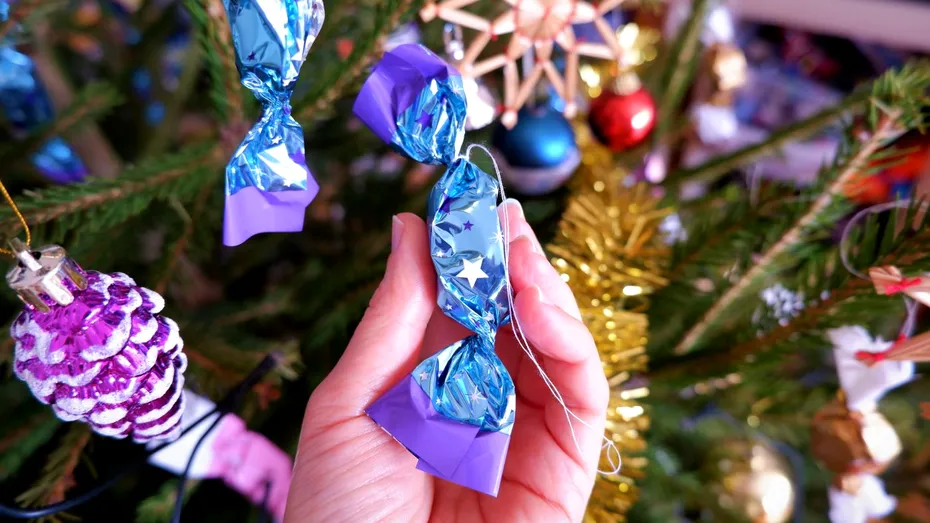 Tradiția bomboanelor din bradul de Crăciun are la origine o poveste de dragoste din anii 1700