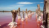 Lacul roz aflat la câteva ore de România care atrage turiști din toată regiunea. Apa își schimbă culoarea și are proprietăți terapeutice / VIDEO