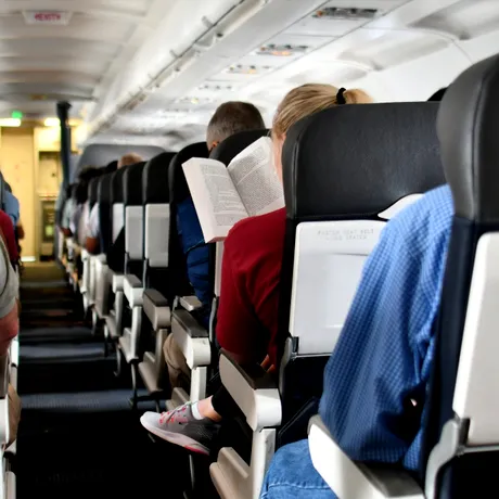 Greșelile vestimentare care îți pot strica zborul. Ce să porți și ce să eviți când călătorești cu avionul