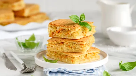 Plăcinte ardelenești rumene, cu varză și boia. Deliciul simplu al postului