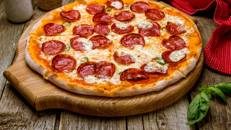 Pizza Salami, chiar în confortul casei tale. Cea mai simplă și rapidă rețetă