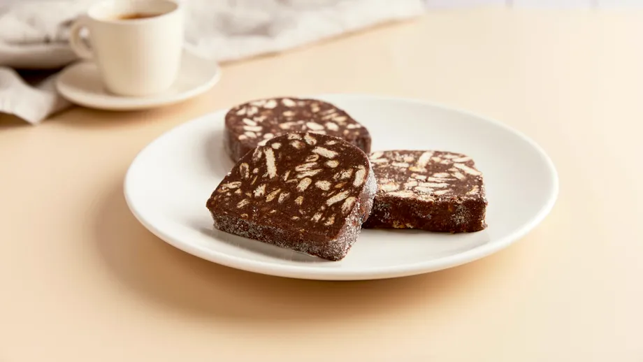 Cea mai simplă rețetă de salam de biscuiți. Se prepară în doar 15 minute