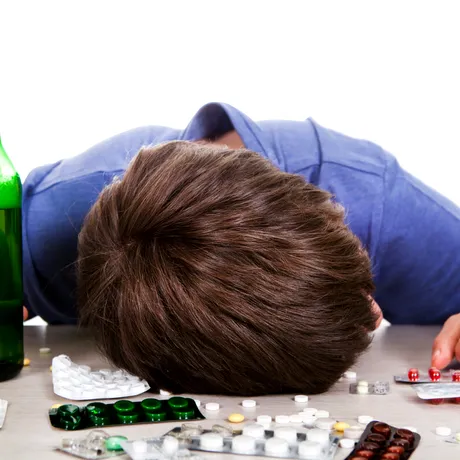Ce riști dacă bei alcool când iei pastile. Efectele adverse pot fi FATALE!