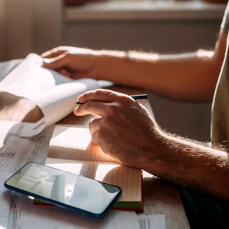 Românii cu venituri mici pot primi tichete de 50 de lei pentru facturile la curent! Cât mai au la dispoziție pentru a depune cereri