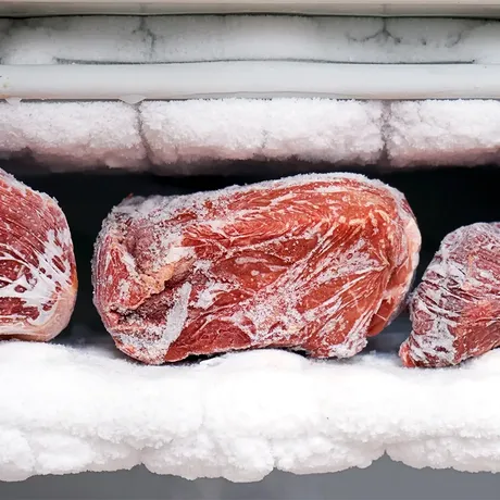 Trucul genial pentru a dezgheța carnea în câteva minute folosind un obiect obișnuit din bucătărie