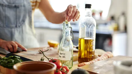 Uleiuri din bucătărie pe care să le folosești pentru părul uscat sau lipsit de strălucire