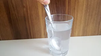Apa alcalină: este cu adevărat mai sănătoasă decât apa obișnuită?