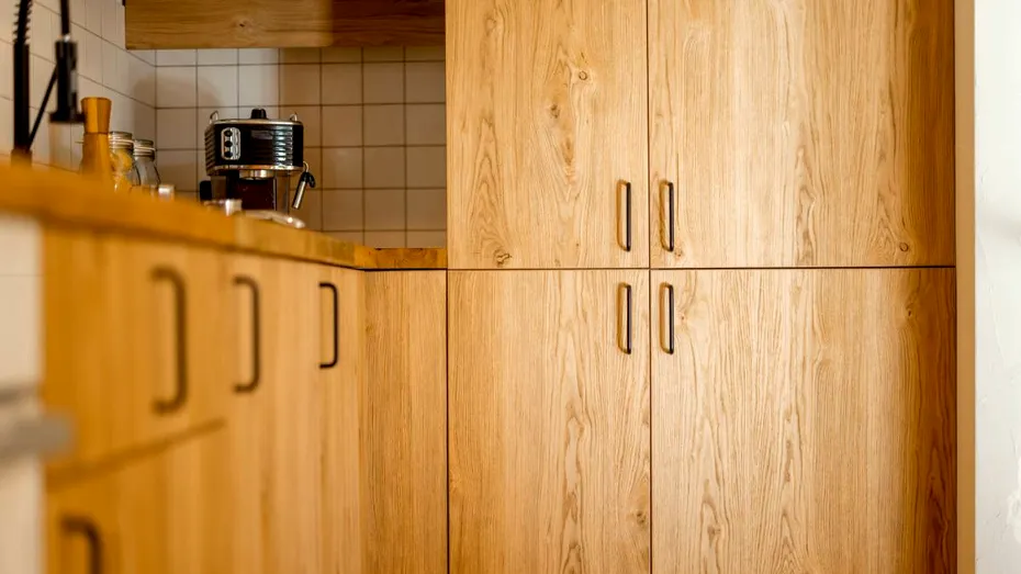 Cum cureți corect dulapurile de bucătărie din lemn fără să zgârii lemnul