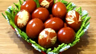 Ouă vopsite cu sfeclă roșie. Metoda naturală preferată de multe gospodine