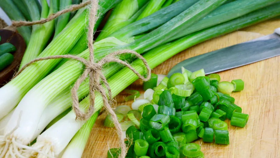 De ce să nu mai arunci capetele de la ceapa verde? Sunt mai utile decât crezi