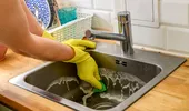 De ce își pierde strălucirea chiuveta din inox și cum o faci să arate ca nouă. Trucuri banale cu ingrediente din bucătărie