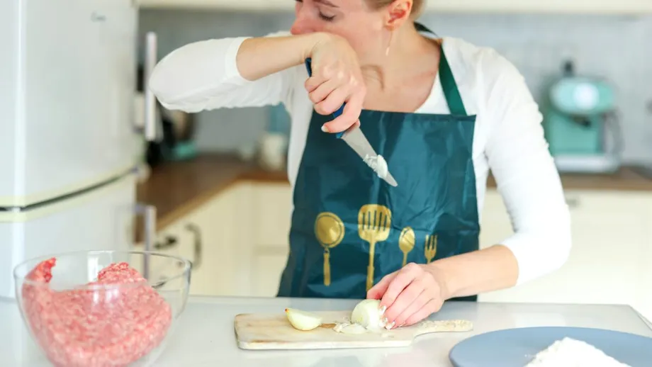 De ce ceapa te face să plângi când o tai? Trucurile care pot reduce usturimea ochilor