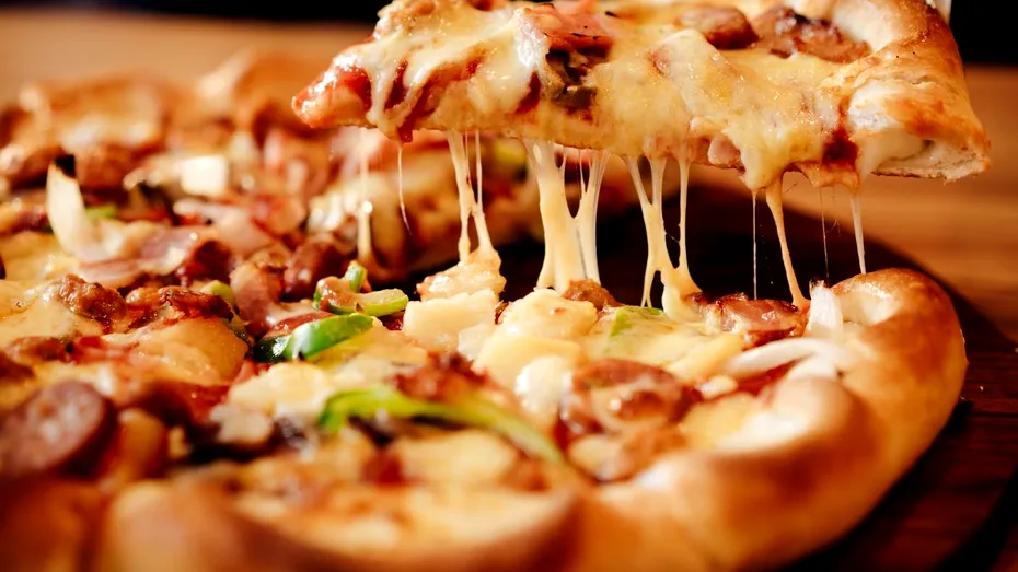 Aluat fraged de pizza cu doar trei ingrediente. E gata în 5 minute și nu ai nevoie de drojdie!