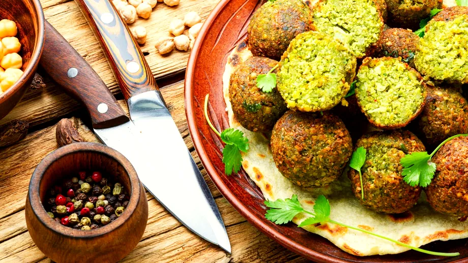 Mănânci falafel? Cum să îl savurezi într-un mod echilibrat și sănătos, mai ales că e prăjit