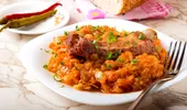 Varză cu afumătură în stil unguresc. Ce pun gospodinele pentru un preparat mai delicios