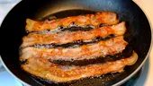 Nu arunca grăsimea după ce ai gătit bacon! Ce poți să faci cu „aurul lichid”
