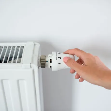 De ce curge apă din robinetul caloriferului? Așa remediezi problema, fără a apela la un instalator