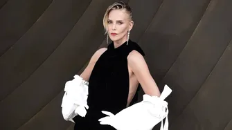 Charlize Theron a atras toate privirile la premiera „The Odyssey”. Actrița, fotografie topless din culise, la 50 de ani
