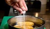 De ce e bine să pui sare, cimbru și dafin în apa în care fierbi cartofii pentru piure