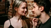 Vrei să știi dacă te place? Iată 10 semne sigure că te iubește în secret!