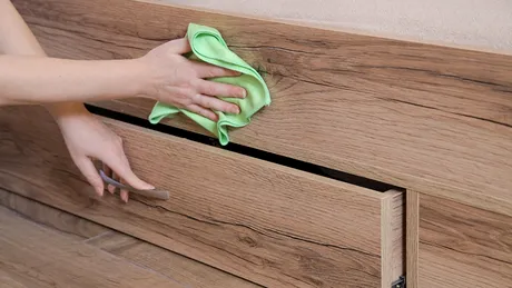 Adio praf în casă! Trucul simplu care menține suprafețele curate timp de 10 zile