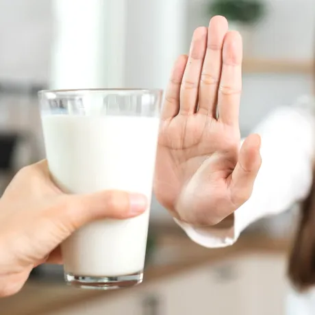 Semne că ai intoleranță la lactoză – cum recunoști că lactatele nu-ți fac bine