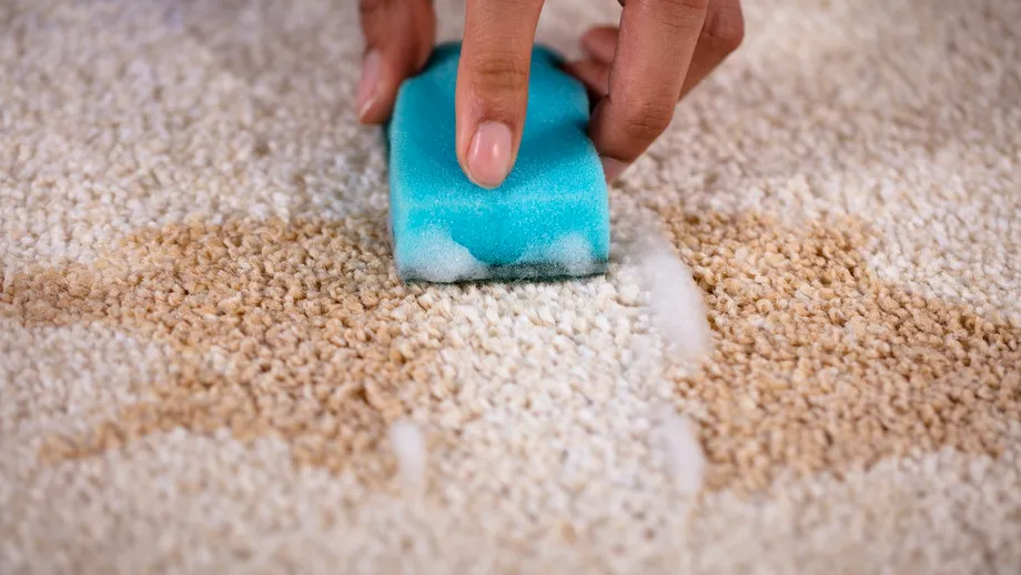 Trucul natural pentru petele de covoare! E mai eficient decât bicarbonatul