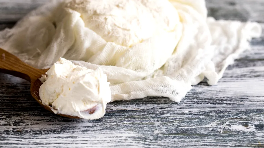 Brânză cremoasă delicioasă în doar 40 de minute! Secretul stă într-o lămâie