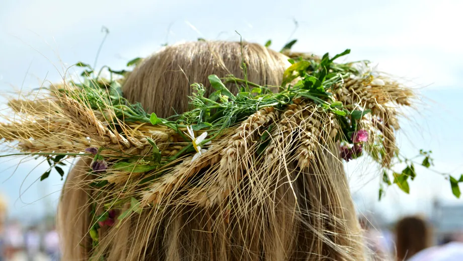 Sânziene 2025. De ce trebuie să punem busuioc sub pernă în noaptea de 23 spre 24 iunie