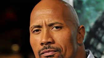 Transformare uluitoare la Hollywood! Dwayne „The Rock” Johnson, de nerecunoscut pe platourile de filmare. Fanii au rămas mască: „Zici că-i tataie”