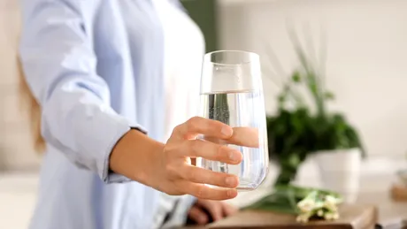 Mai multă apă, rezultate mai bune: cum crește aportul de apă eficiența dietei tale