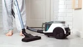 Trucul simplu cu un șosetă care transformă aspiratorul într-un „detectiv” pentru obiecte pierdute
