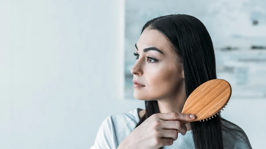 Cum să cureți peria de păr corect. 3 pași simpli pe care să îi urmezi