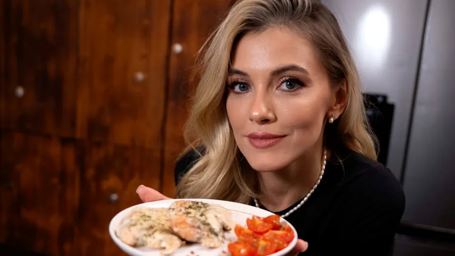 Cum gătește Andreea Ibacka somon cu sos alb. Printre ingrediente sunt și smântâna de gătit și parmezanul