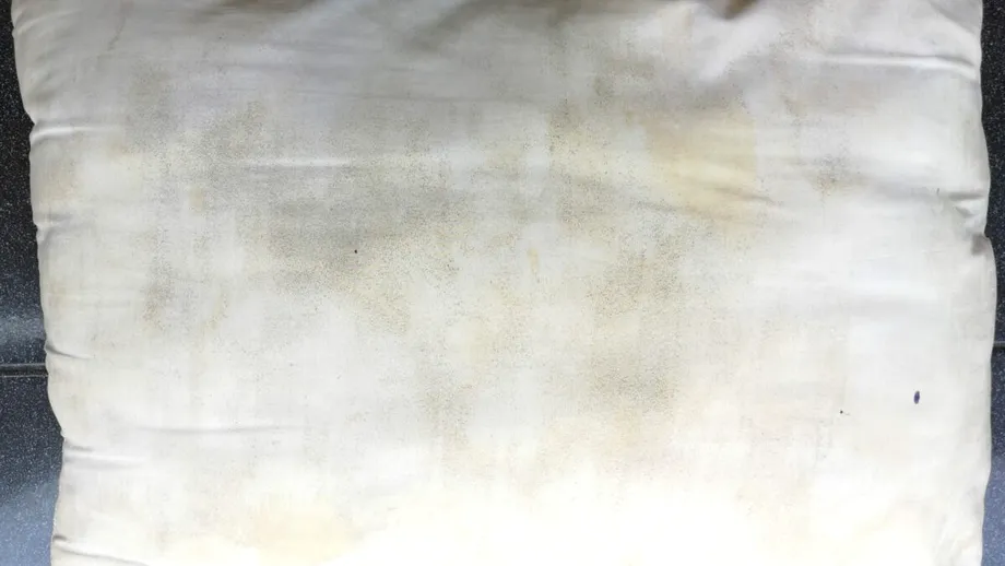 Cum scapi rapid de petele galbene de pe perne, fără să le bagi la mașina de spălat