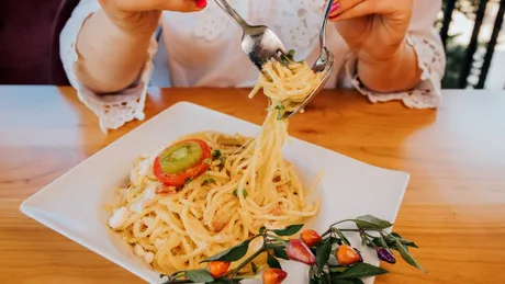 Cum se mănâncă corect spaghetele. Regulile italiene care transformă o masă banală într-o experiență elegantă