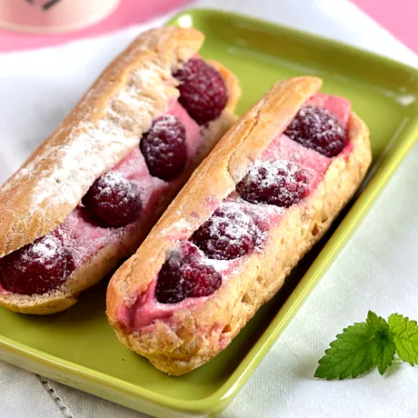 Eclere cu mascarpone Hochland și zmeură / Desertul rafinat pentru masa de Paște