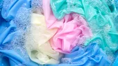 Condimentul banal din bucătărie pe care să-l pui în mașina de spălat. Trucul care salvează hainele colorate