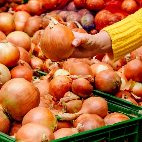 De unde provine, de fapt, această ceapă vândută ca fiind „din România”? Ce s-a descoperit în hipermarketurile Kaufland