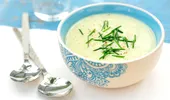 Rețetă supă cremoasă de fasole albă și usturoi. Ai nevoie de doar 5 ingrediente și e ideală pentru sezonul rece