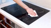 Metode rapide și ieftine ca să-ți cureți plita ceramică fără efort