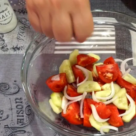 Acest condiment nu trebuie pus niciodată în salata de roșii cu castraveți. Românii îl adoră, dar face mai mult rău decât bine