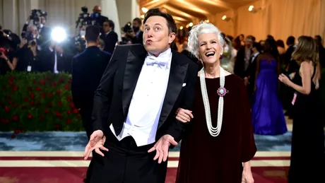 Elon Musk, la braț cu cea mai importantă femeie din viața lui. Cum arată mama lui la 74 de ani