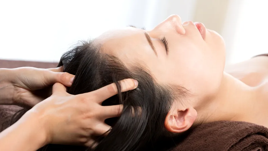 Masajul scalpului - beneficii pentru piele, păr și starea emoțională