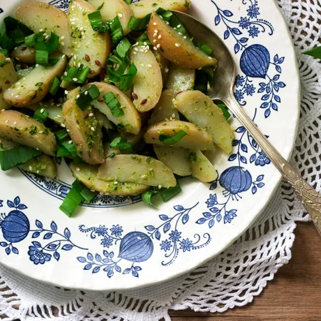 Salată caldă de cartofi noi cu leurdă. Bucătarul Bărbosu’ a detaliat rețeta completă