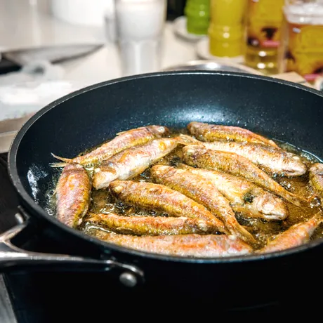 Ce ulei să folosești când prăjești pește. Este sănătos și îi dă o savoare specială!