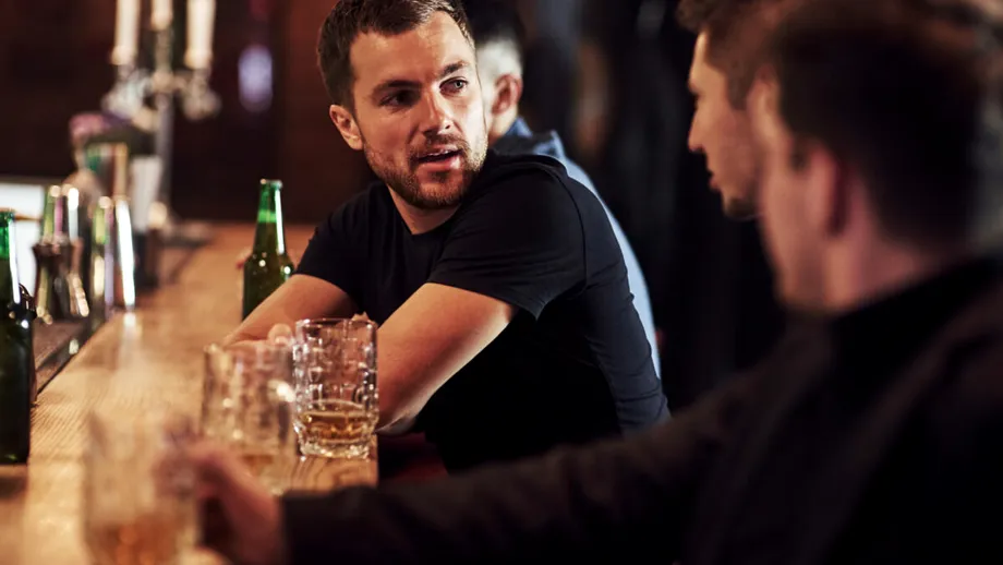 Motivul pentru care bărbații merg repede când se duc la bar