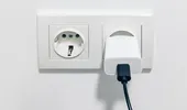 Trebuie sau nu să scoți încărcătorul din priză după ce îți încarci telefonul? Cât curent consumă, de fapt