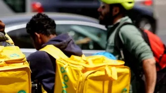 Salariile muncitorilor nepalezi din România în 2026. Cât câștigă livratorii, bucătarii și muncitorii din construcții